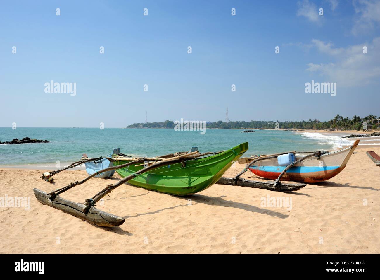 Sri Lanka, spiaggia di Tangalle, barche da pesca tradizionali Foto Stock