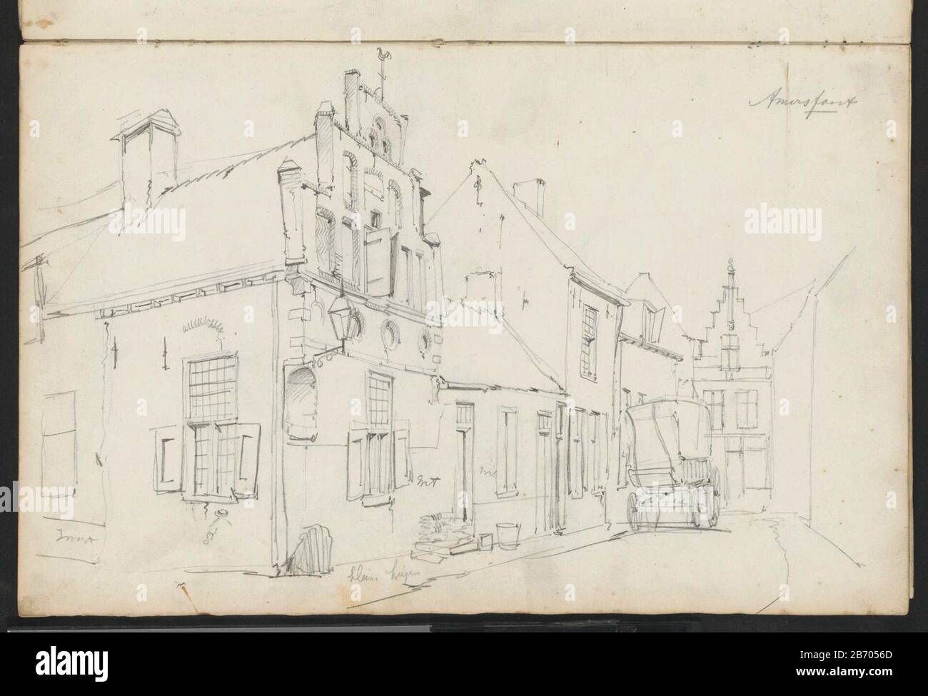 Koets in Krankeledenstraat te Amersfoort Koets in Krankeledenstraat te Amersfoort. Links op de hoek het Kapelhuis. Bad 40 recto uit een schetsboek met 42 bladen. Produttore : disegnatore: Willem KoekkoekPlats fabbricante: Amersfoort datazione: 1849 - 1895 kenmerken Fisico: Potlood Materiale: Papier potlood Oggetto: Stretfour-gomed, veicolo animale-disegnato, per esempio: Cabina, trasporto, pullman Foto Stock