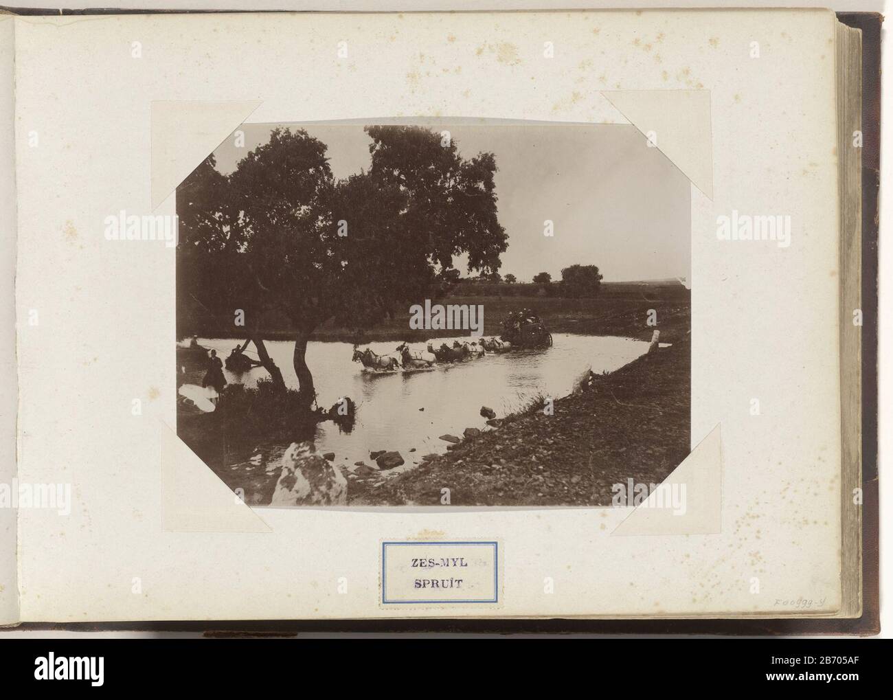 Koets Met tien paarden door Water rijdend in Zes-Mijl Spruit in Zuid-Afrika Zes-Mijl Spruit (titel op Object) Parte dell'album con 191 immagini un viaggio verso e attraverso South Afrika. Produttore : fotografo: Anonymous place manufactured: South Africa Date: CA. 1885 - ca. 1910 caratteristiche Fisiche: Carta leggera: Carta tecnica: Carta leggera dimensioni di stampa: Foto: H 167 mm × W 225 mm Oggetto: Diligenza, omnibus, tram-cavallo dove Sud Africa Foto Stock