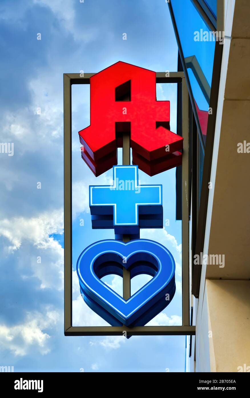 Francoforte, Germania, 03/01/2020: Logo della farmacia, croce blu e simbolo del cuore su una facciata a Francoforte Foto Stock