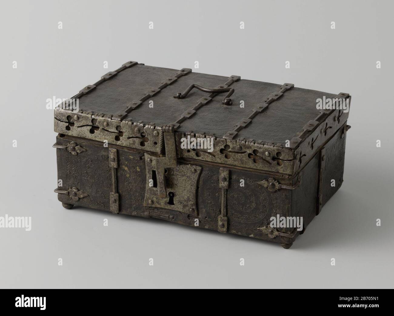 Koffer Een koffer met ijzeren beslag, rond deksel, stande op vier poten. Gotisch. Produttore : Plats fabbricante: Frankrijk datazione: 1375 - 1400 Materiale: Ijzer dimensioni: H 11,5 cm. × b 27 cm. × d 19,5 cm. Foto Stock