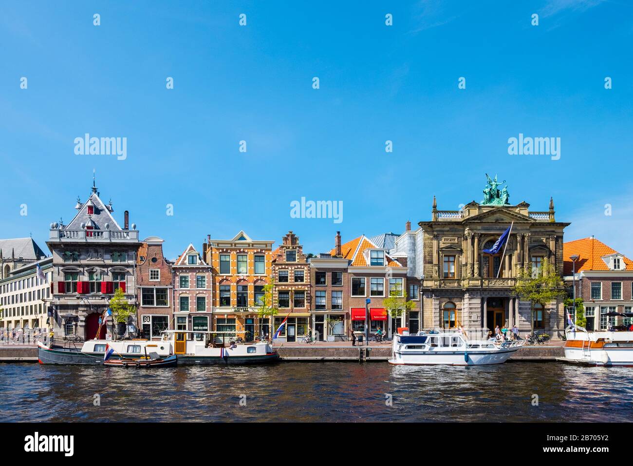 Paesi Bassi, Olanda Settentrionale, Haarlem. Edifici lungo il fiume Spaarne, compreso il Museo Teylers (a destra). Foto Stock