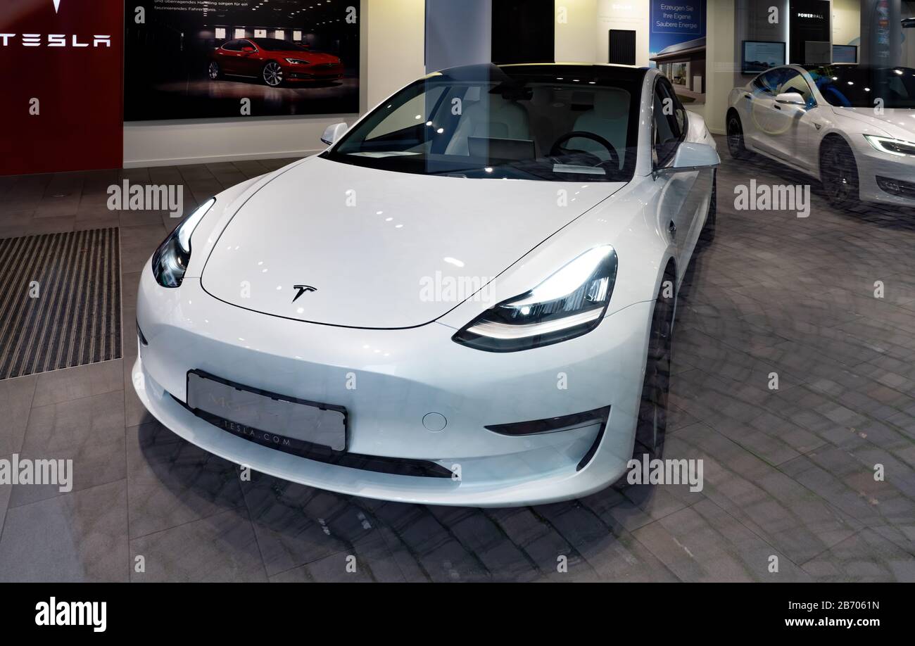 Francoforte, Germania, 03/01/2020: Modello 3 di Tesla in una vetrina nella città di Francoforte sul meno Foto Stock