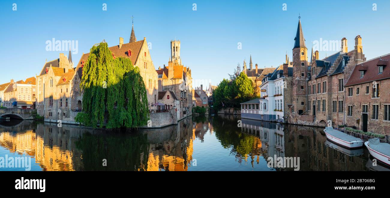 Belgio Fiandre Occidentali (Vlaanderen), Bruges (Brugge). Belfort van Brugge e edifici medievali sulla Dijver canal da Rozenhoedkaai all'alba. Foto Stock