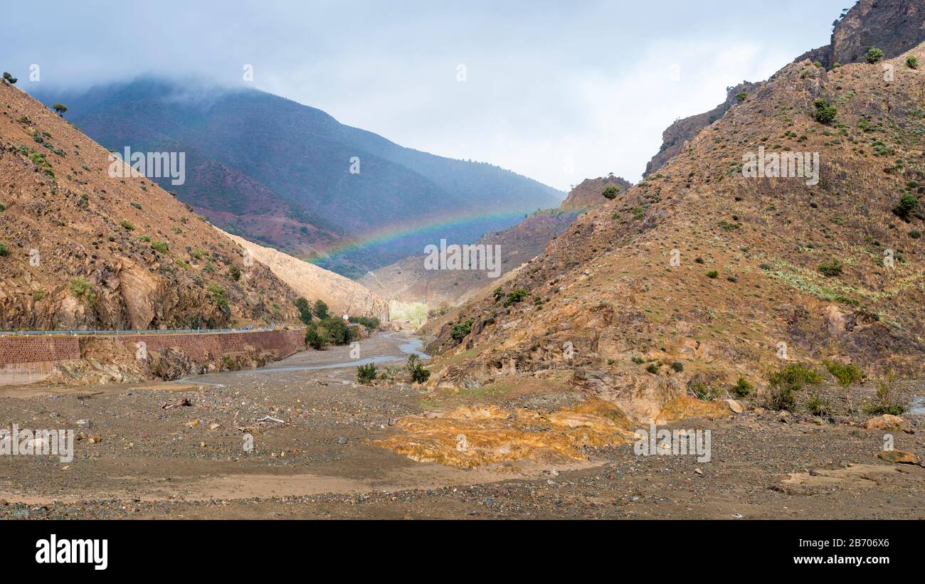 Marocco, Marrakech-Safi (Marrakech-Tensift-El Haouz), Provincia Al Haouz. Arcobaleno in una gola, passo Tizi N'Tichka nelle montagne dell'Atlante. Foto Stock