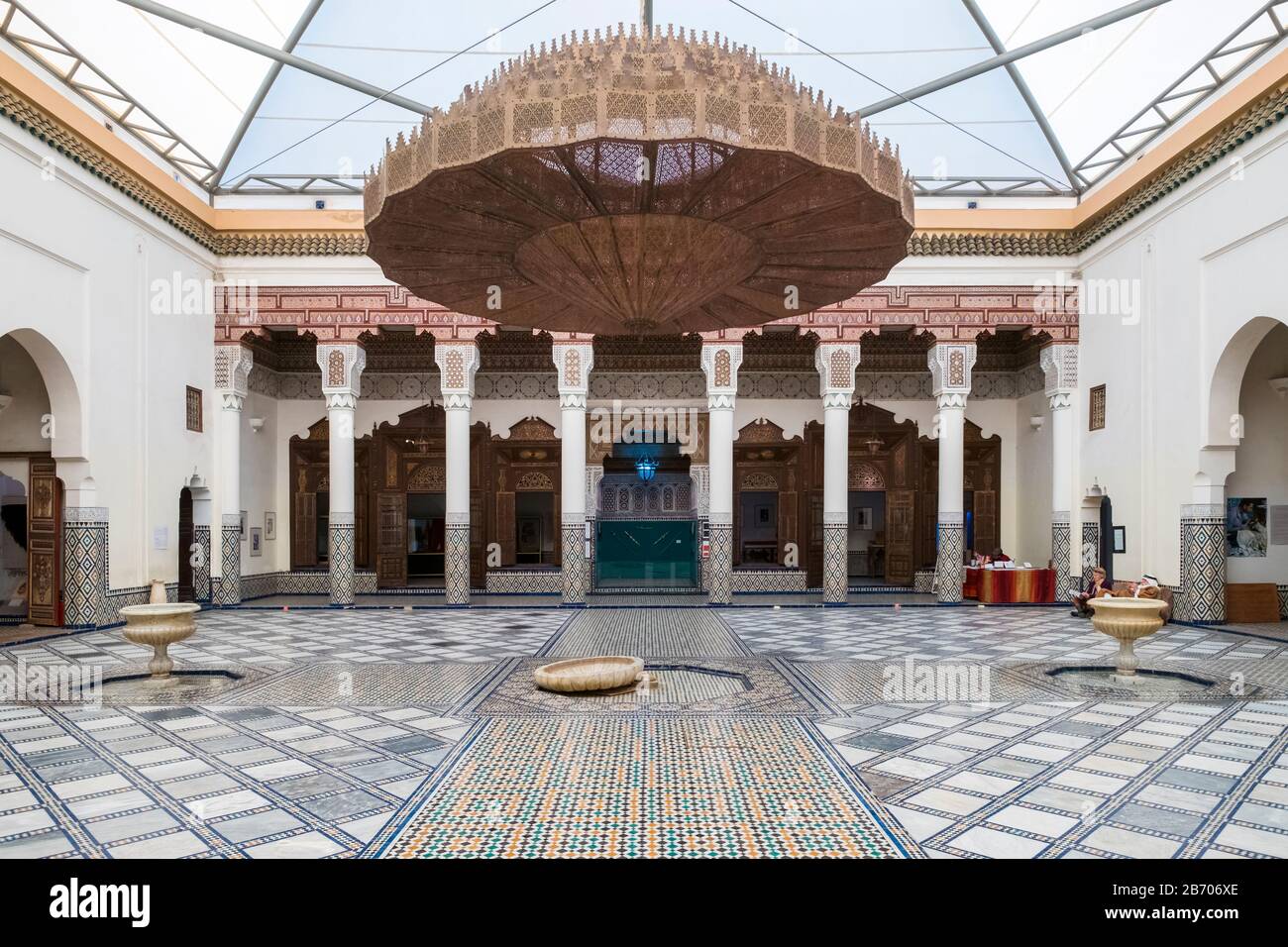 Marocco, Marrakech-Safi (Marrakech-Tensift-El Haouz), Marrakech. Museo di Marrakesh, ospitato nel Palazzo Dar Menebhi del 19th secolo. Foto Stock