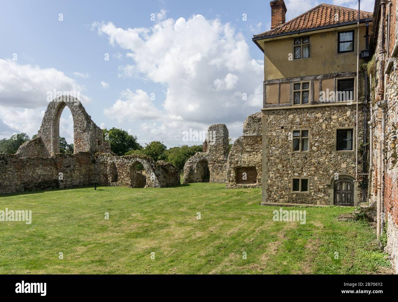 Resti del 14 ° secolo Leiston Abbey, Suffolk, Regno Unito; ex abbazia di canoni premonstratensi, ora una scuola di musica Pro Corda Foto Stock