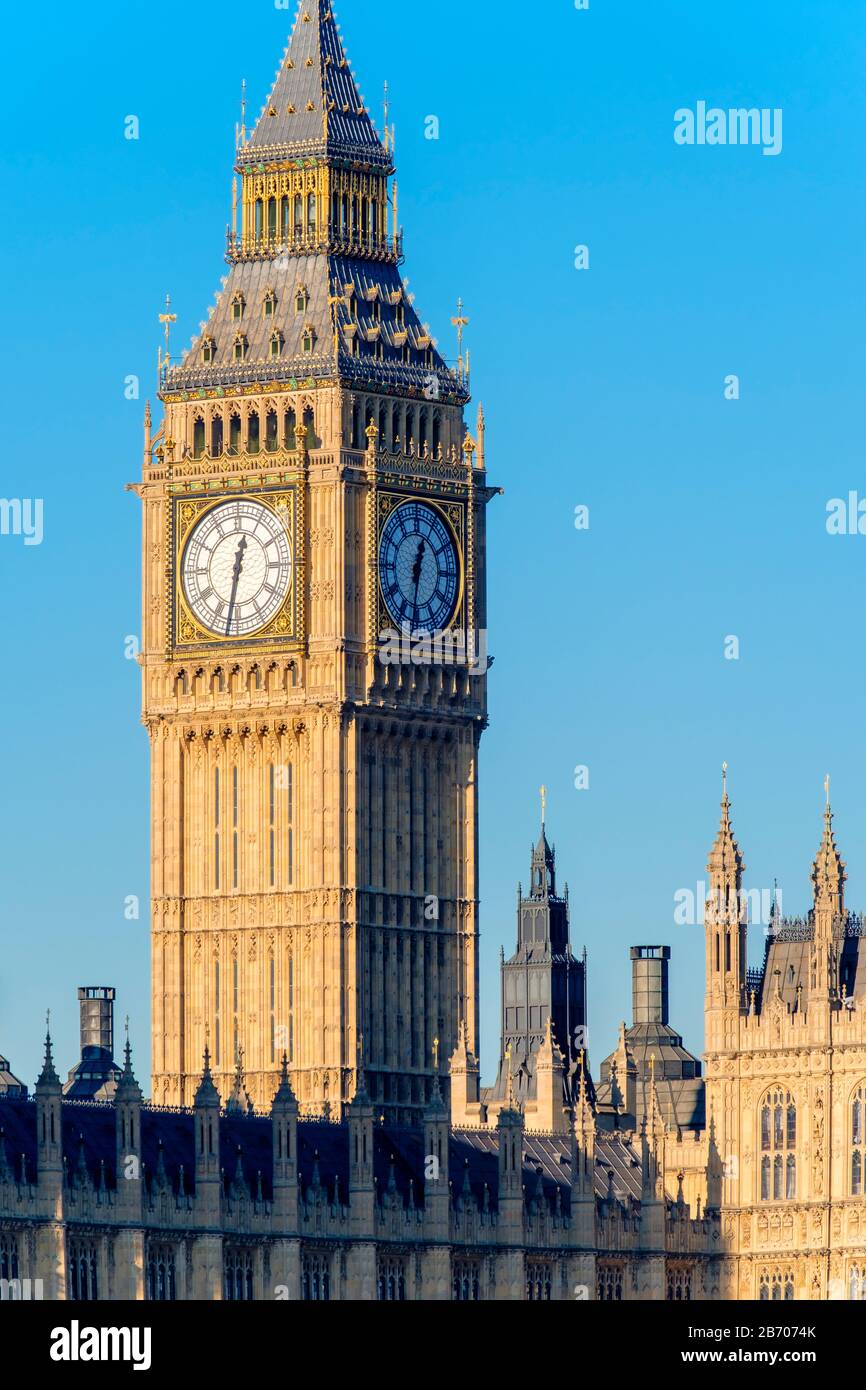 Regno Unito, Inghilterra, Londra. La torre dell'orologio del Big Ben (Elisabetta La Torre) sopra il Palazzo di Westminster, la casa del parlamento del Regno re Foto Stock