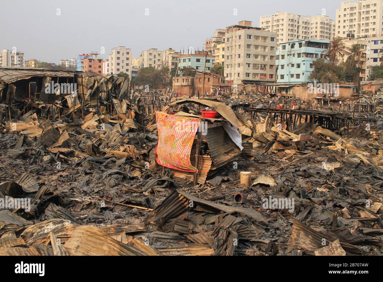 Dhaka, Bangladesh. 01st Gen 2000. Centinaia di barie sono state rasate al suolo, lasciando migliaia di senzatetto in un fuoco massiccio a Shialbari lato di Jhilpar slum, situato nella zona di Rupnagar di Mirpur 6 a Dhaka. La gente raccoglie i loro materiali appartenuti dalle ceneri dopo che un fuoco ha scoppiato al lato di Shialbari dell'area di slum di Jhilpar. (Foto Di Md Abu Sufian Jewel/Pacific Press) Credito: Pacific Press Agency/Alamy Live News Foto Stock