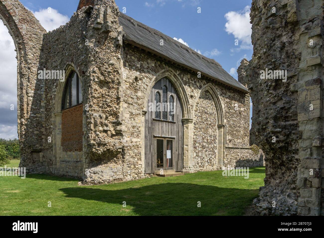 Resti del 14 ° secolo Leiston Abbey, Suffolk, Regno Unito; ex abbazia di canoni premonstratensi, ora una scuola di musica Pro Corda Foto Stock