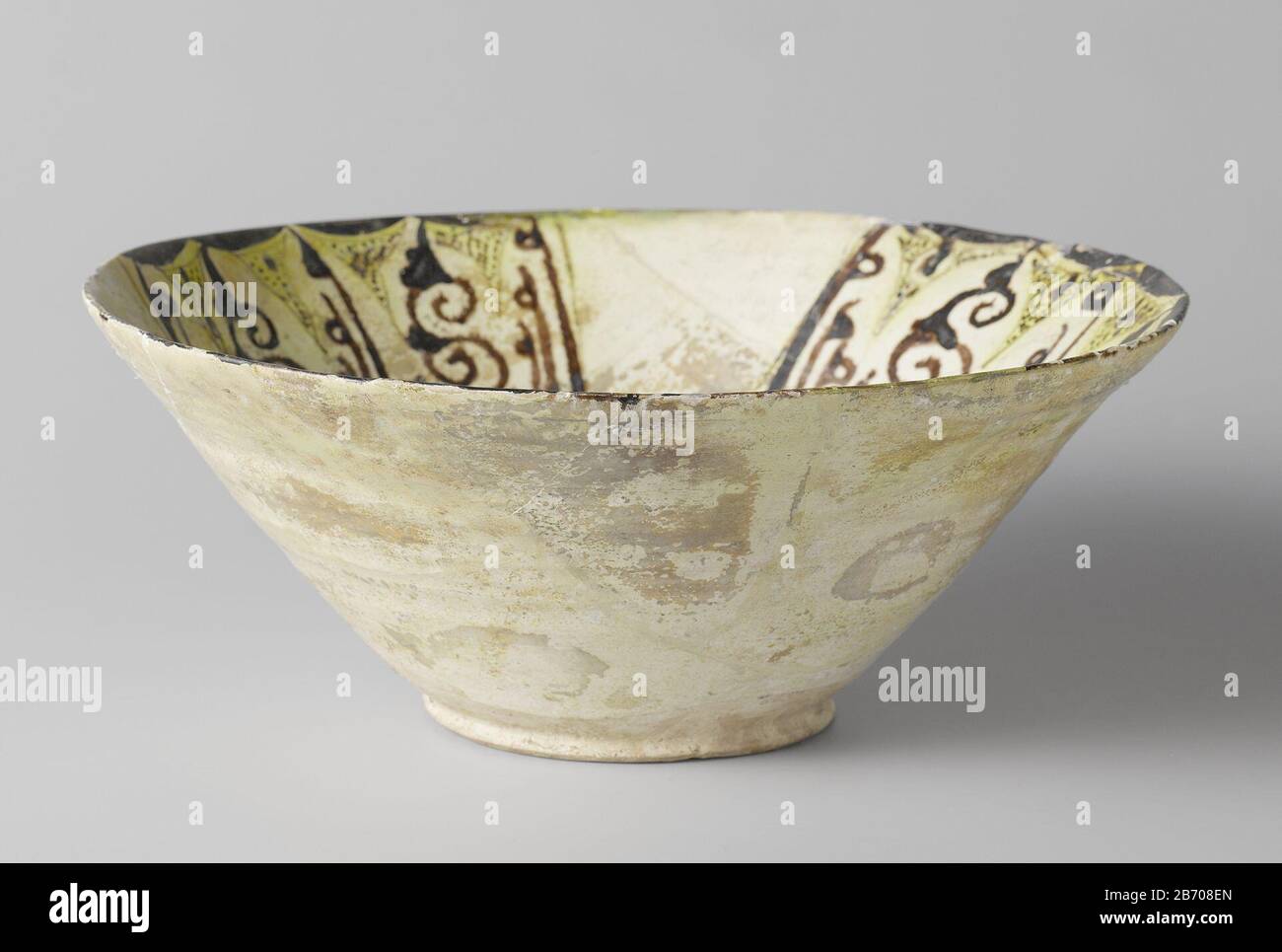 Kom ha incontrato krulwerk in vakdecoratie Kom van aardewerk gedecoreerd in zwarte slib ha incontrato krulwerk in driemaal twee vakken op engobe van witte slib, incontrato plaatselijk geel uitslande loodglazuur. Produttore : pottenbakker: AnoniemPlaats fabbricante: Nishapur Dating: CA. 900 - ca. 999School / stijl: Samanieden Physical kenmerken: Aardewerk met sib en glazuur Materiale: Aardewerk glazuur Techniek: Draaiend bewerken / bakken / slibtechniek / schilderen / bakken dimensioni: H 14,3 cm. Rand: D 35,7 cm. Voet: D 13,7 cm. Foto Stock