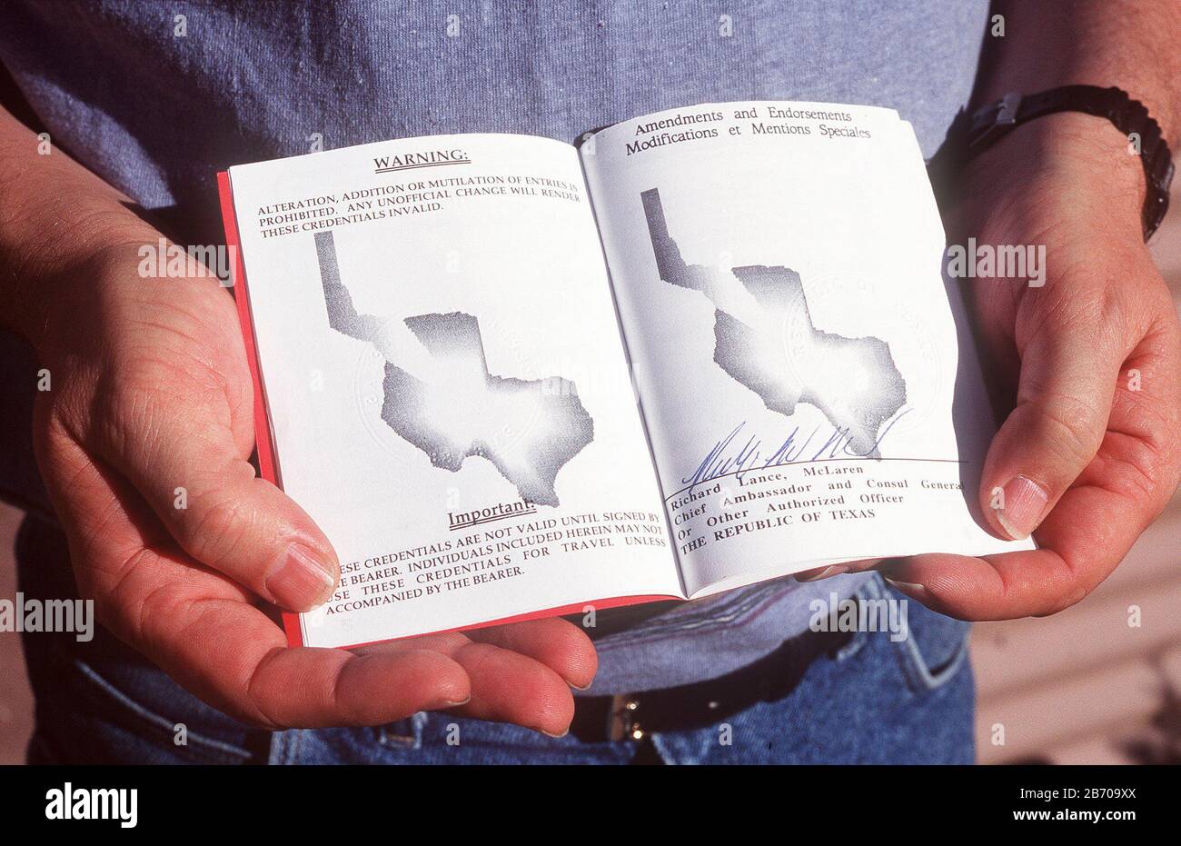 Fort Davis, Texas, 1997: Documento di credenziale e di identificazione per i pretendenti belligeranti della Repubblica del Texas, rilasciato dal corpo governativo di ROT, un gruppo secessionista che sostiene che il Texas è un paese indipendente. ©Bob Daemmrich Foto Stock