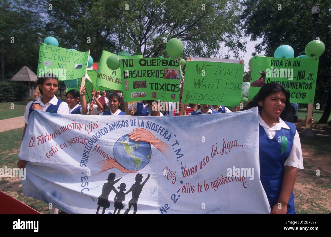 Austin, Texas USA: Gli studenti delle scuole provenienti da entrambi i lati del confine internazionale tra il Texas e il Messico protestano contro il nuovo sito di discarica radioattiva a basso livello vicino alle loro case. ©Bob Daemmrich Foto Stock