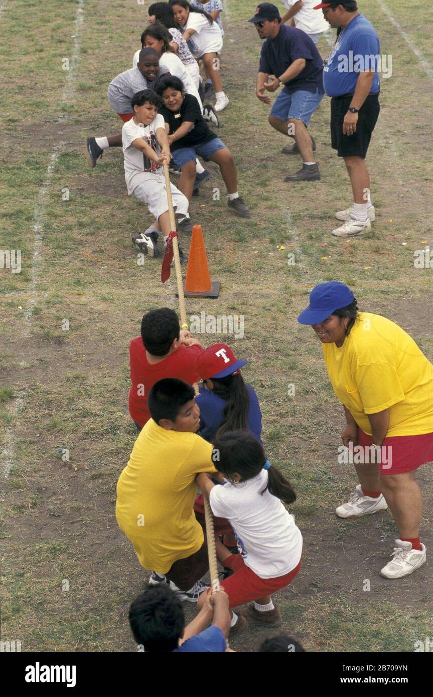 Austin, Texas Stati Uniti d'America: 4th e 5th gradatori competono nell'evento di rimorchiatore di guerra durante la giornata primaverile della scuola elementare all'aperto. ©Bob Daemmrich Foto Stock