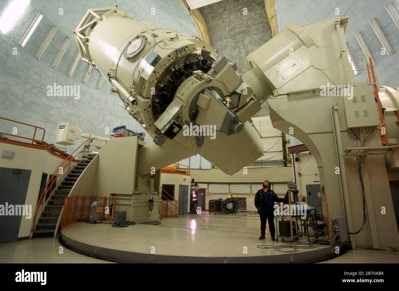 Fort Davis, Texas USA: La guida mostra al pubblico il funzionamento del telescopio da 107 pollici al McDonald Observatory. ©Bob Daemmrich Foto Stock
