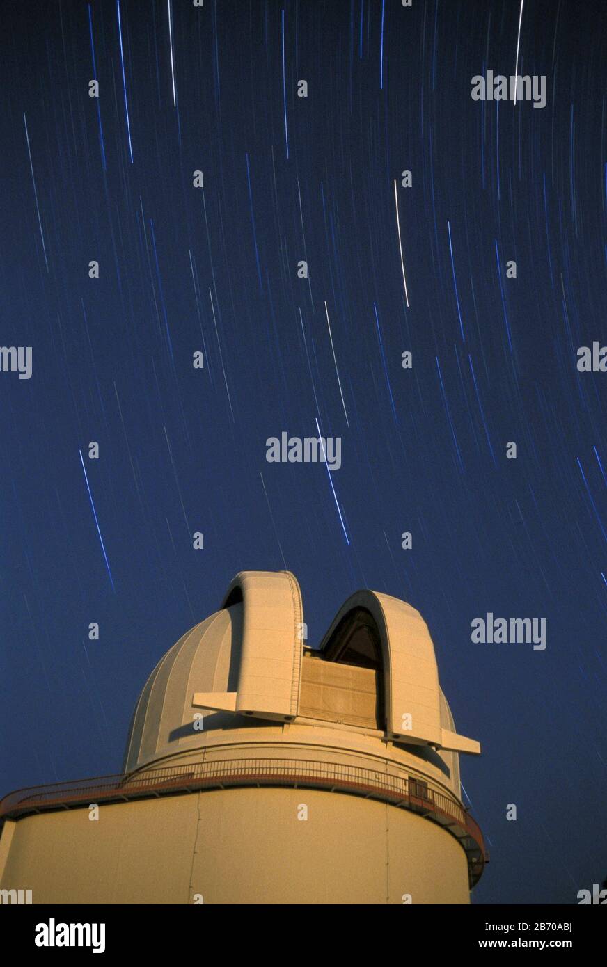 Fort Davis Texas USA: Cupola aperta sopra il telescopio Smith da 107 pollici all'Osservatorio McDonald, esposizione temporale. ©Bob Daemmrich Foto Stock