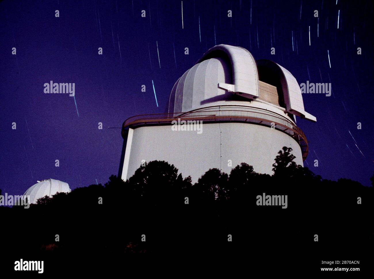 Fort Davis Texas USA: Cupola aperta sopra il telescopio Smith da 107 pollici all'Osservatorio McDonald, esposizione temporale. ©Bob Daemmrich Foto Stock