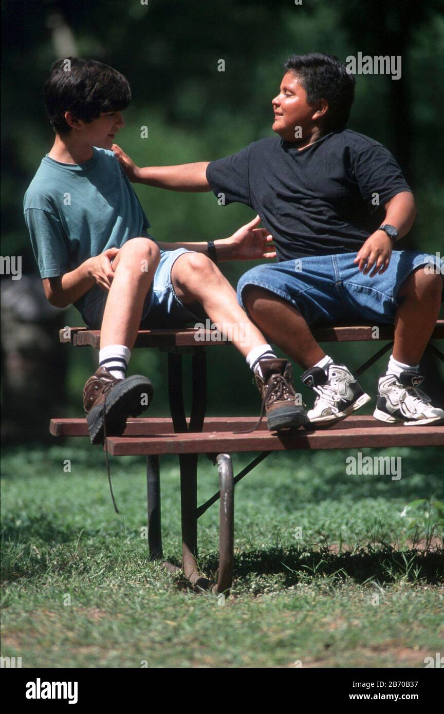 Austin Texas USA, 1998: I ragazzi ispanici, di nove e undici anni, esibiscono il gioco di cavalli quando sono fuori scuola per l'estate. SIGNOR ©Bob Daemmrich Foto Stock