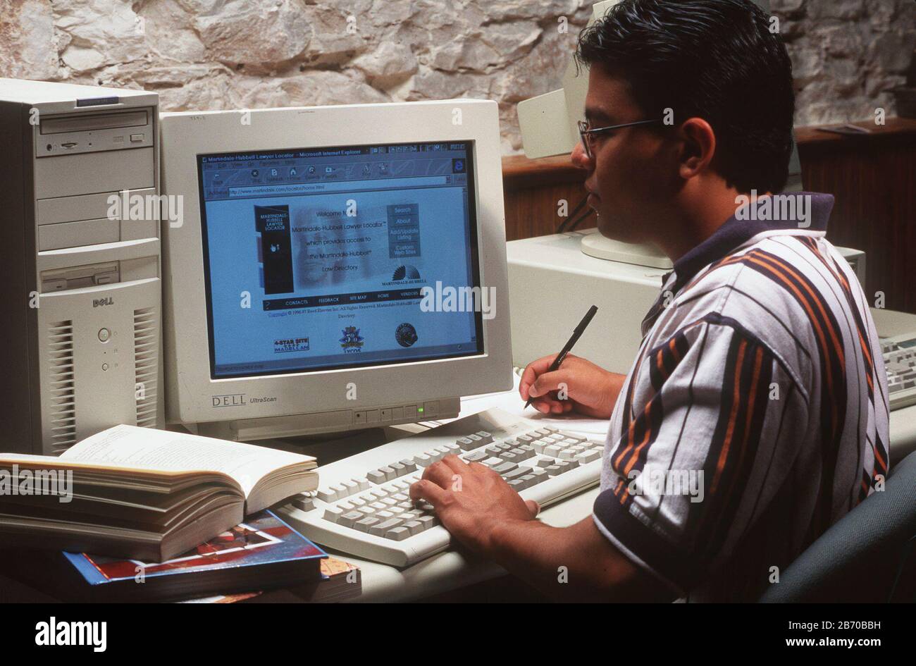 Austin Texas Stati Uniti d'America, 1998: L'adolescente ispanico cerca il Internet usando l'indice di legge di Martindale-Hubbell in linea. SIGNOR ©Bob Daemmrich Foto Stock
