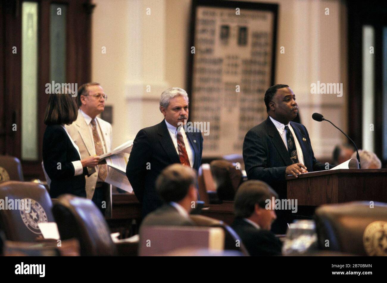 Austin, Texas USA, 1997: Texas state Rep. Glenn Lewis ai dibattiti microfono dalla parte posteriore della Camera dei rappresentanti. Il rappresentante Jim McReynolds (D) è sulla sinistra. ©Bob Daemmrich Foto Stock