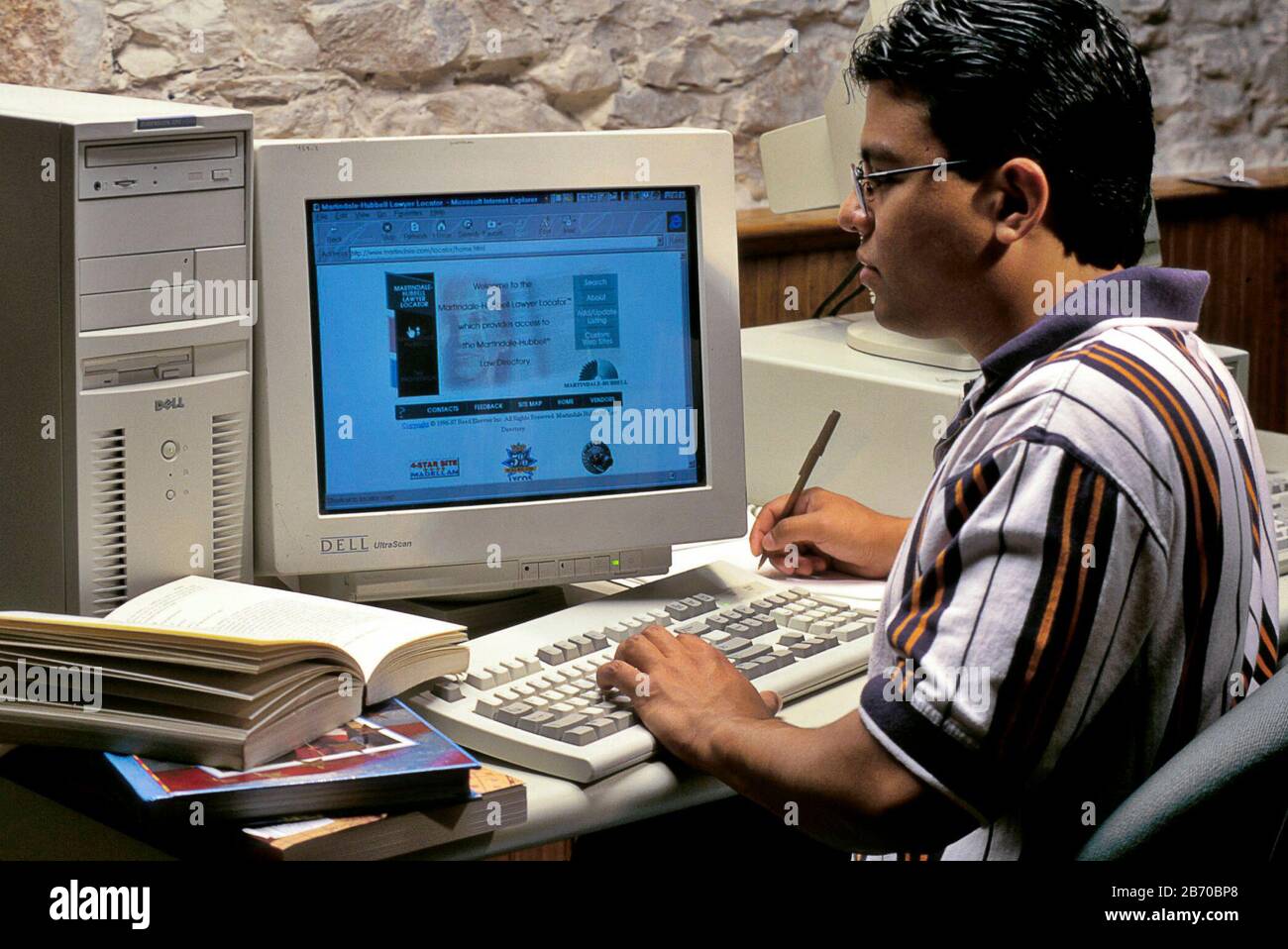 Austin Texas Stati Uniti d'America, 1998: L'adolescente ispanico cerca il Internet usando l'indice di legge di Martindale-Hubbell in linea. SIGNOR ©Bob Daemmrich Foto Stock