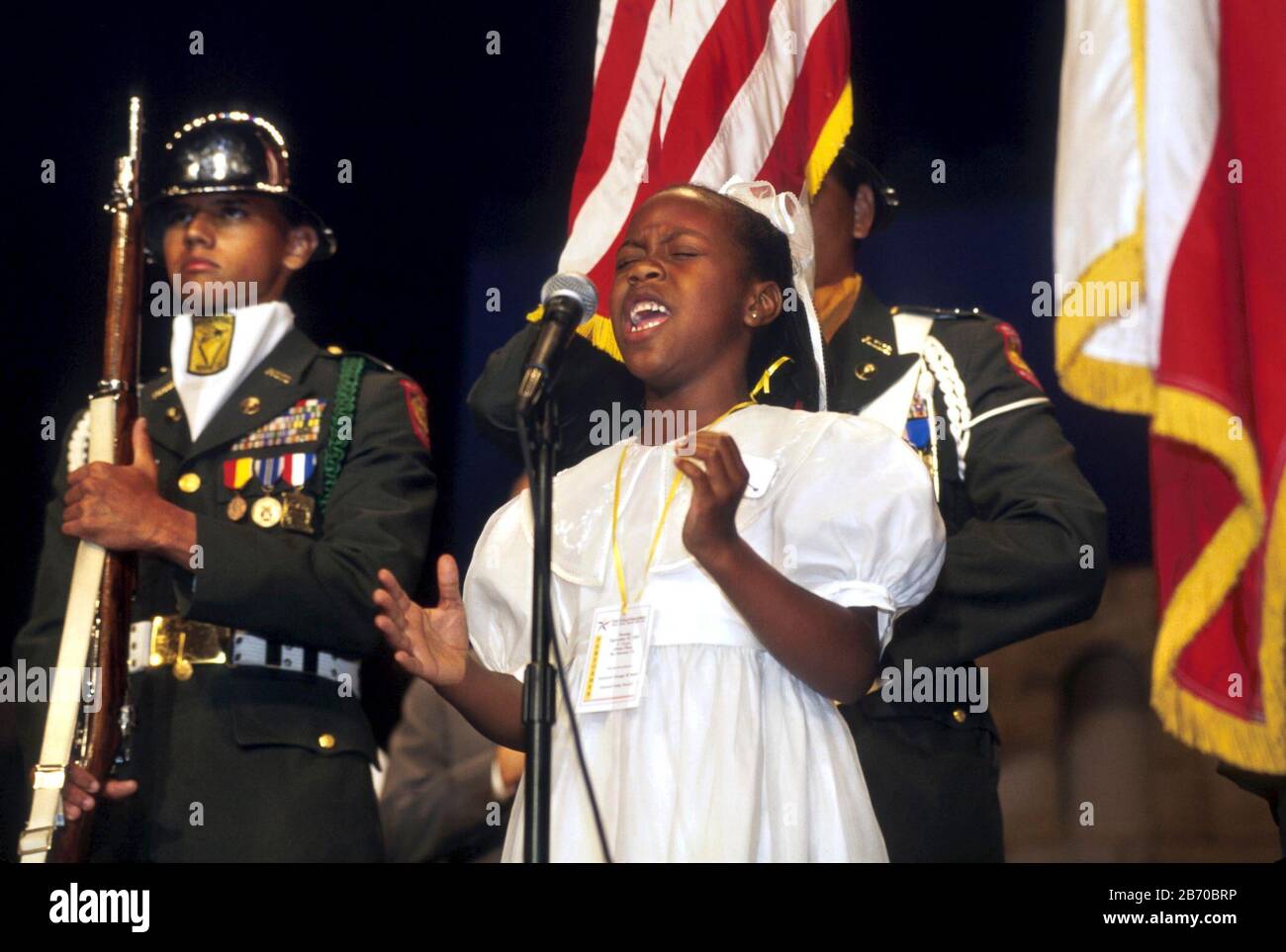San Antonio, Texas: Giovane ragazza nera canta Star Spangled Banner al rally che promuove il volontariato. ©Bob Daemmrich Foto Stock