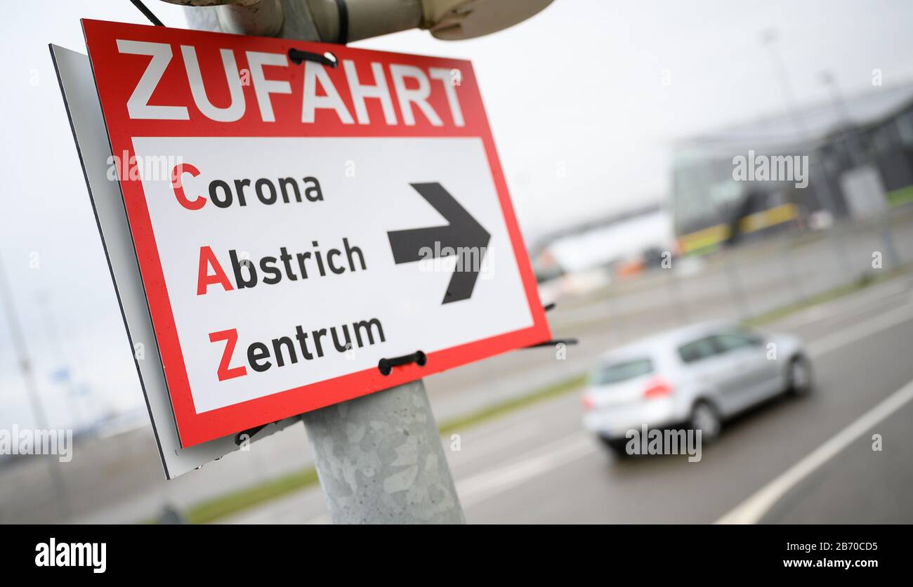 Stoccarda, Germania. 12th Mar, 2020. Un cartello con l'iscrizione 'Zufahrt Corona Abstrich Zentrum' si trova su un centro di striscio corona alla Messe Stuttgart. Credito: Sebastian Gollnow/Dpa/Alamy Live News Foto Stock