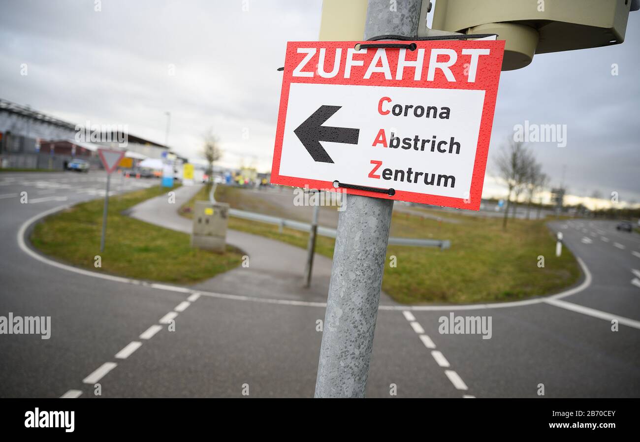 Stoccarda, Germania. 12th Mar, 2020. Un cartello con l'iscrizione 'Zufahrt Corona Abstrich Zentrum' si trova su un centro di striscio corona alla Messe Stuttgart. Credito: Sebastian Gollnow/Dpa/Alamy Live News Foto Stock