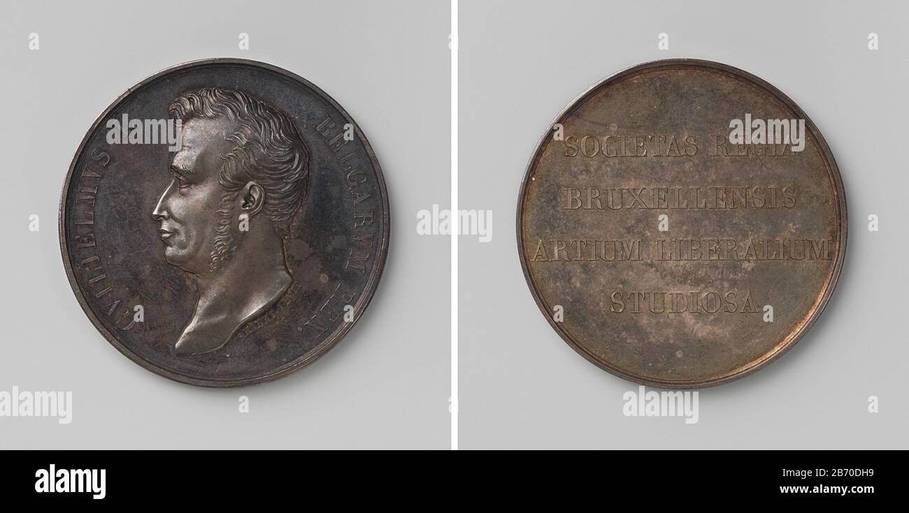 Koninklijke Maatschappij van Vrije Kunsten te Brussel, ter ere van Willem i Frederik, koning der Nederlanden Zilveren Penning. Voorzijde: Borststuk uomo binnen omschrift. Keerzijde: Opschrift fabbricante : Joseph Pierre BraemtPlats fabbricazione: Brussel Appuntamenti: 1818 - 1824 Materiale: Zilver Techniek: Slaan dimensioni: D 5 cm. × g 45,74 gr Data: 1818 - 1824 Foto Stock