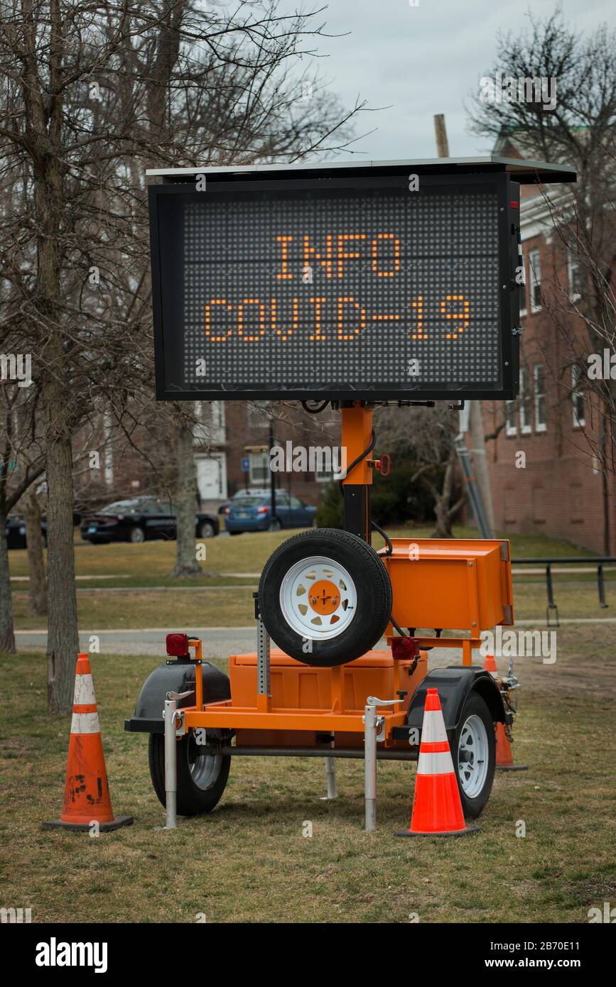 Segno di coronavirus, Lexington, Massachusetts, USA – 12 marzo 2020: Segno fuori dal Municipio di Lexington, Massachusetts. A marzo 12 2020 si sospetta che un piccolo numero di residenti di Lexington abbia il virus COVID-19. Tutte le scuole pubbliche sono state chiuse almeno fino al 27 marzo, interessando 7,000 studenti. Lexington, una popolazione di circa 33,000 abitanti, è una città a meno di 7 miglia a nord-ovest di Boston, ma, ed è conosciuta come il luogo in cui è stato sparato il primo colpo della Guerra d'indipendenza americana. Credit: Chuck Nacke / Alamy Live News Foto Stock