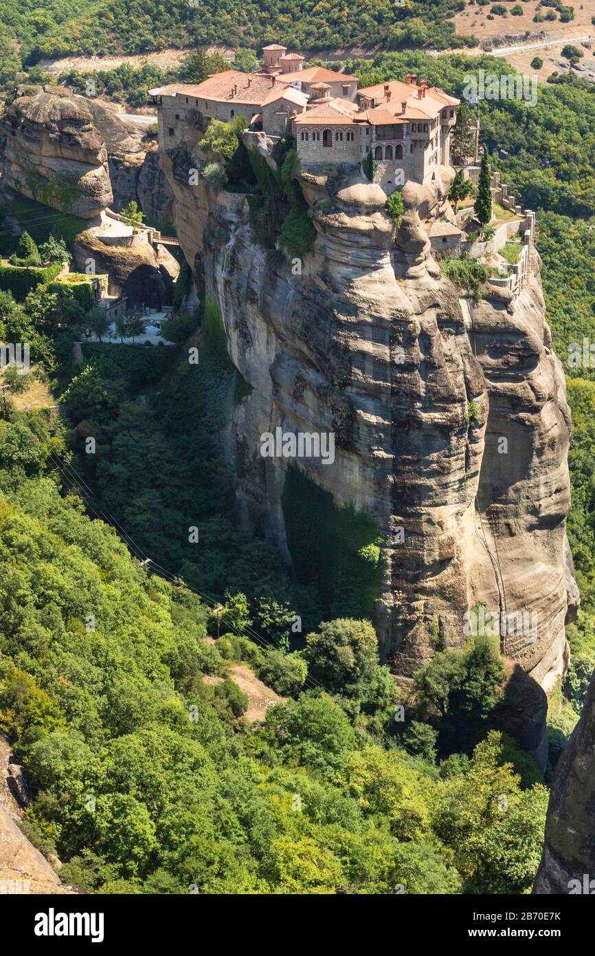 Meteora - i più grandi e famosi complessi di monasteri ortodossi orientali. Bandiera greca. Foto Stock