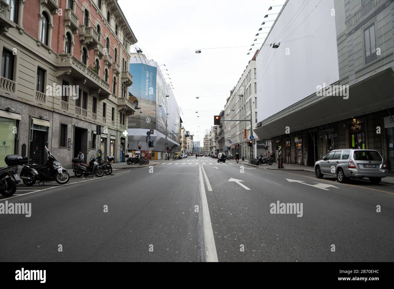 Milano, Italia. 12th Mar 2020. Veduta generale di corso Buenos Aires a Milano, 12 marzo 2020. L'Italia chiude tutti i negozi tranne le farmacie e i negozi di generi alimentari in un disperato tentativo di fermare la diffusione di un coronavirus. Credit: Mairo Cinquetti/Alamy Live News Foto Stock