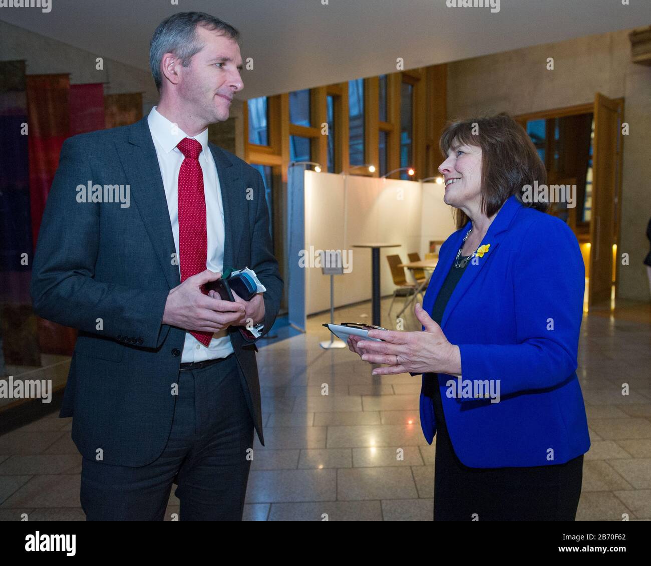 Edimburgo, Regno Unito. 12th Mar, 2020. Nella foto: Jeane Freeman MSP - Ministro del Gabinetto per la Salute e lo Sport. Immagini che mostrano scene dopo che la camera si è svuotata subito dopo il tempo di decisione dopo una dichiarazione urgente: Nuovo coronavirus COVID-19 aggiornamento, che è stato consegnato dal Ministro della Sanità. Credito: Colin Fisher/Alamy Live News Foto Stock