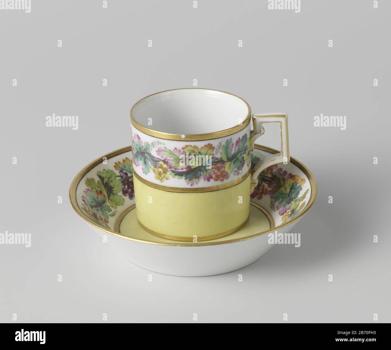 Kop met druivenranken Kop van porselein met een hoekig or, beschilderd op het glazuur in blauw, rood, roze, groen, geel, paars, zwart en goud. Op de buitenwand twee brea banden gescheiden porta gouden lijnen. De onderste band ha incontrato monochroom geel, de bovenste ha incontrato druivenranken (wingerd). Gemerkt op de onderzijde met de scetter, een rode 7., het nummer 5[?] en IIII. Produttore : porseleinfabriek: Königliche Porzellan ManufakturPlaats fabbricante: Berlijn Dating: CA. 1800 - ca. 1810 kenmerken Fisico: Porselein met emailkleuren en verguldsel Materiale: Porselein glazuur email goud Techniek: Dr Foto Stock