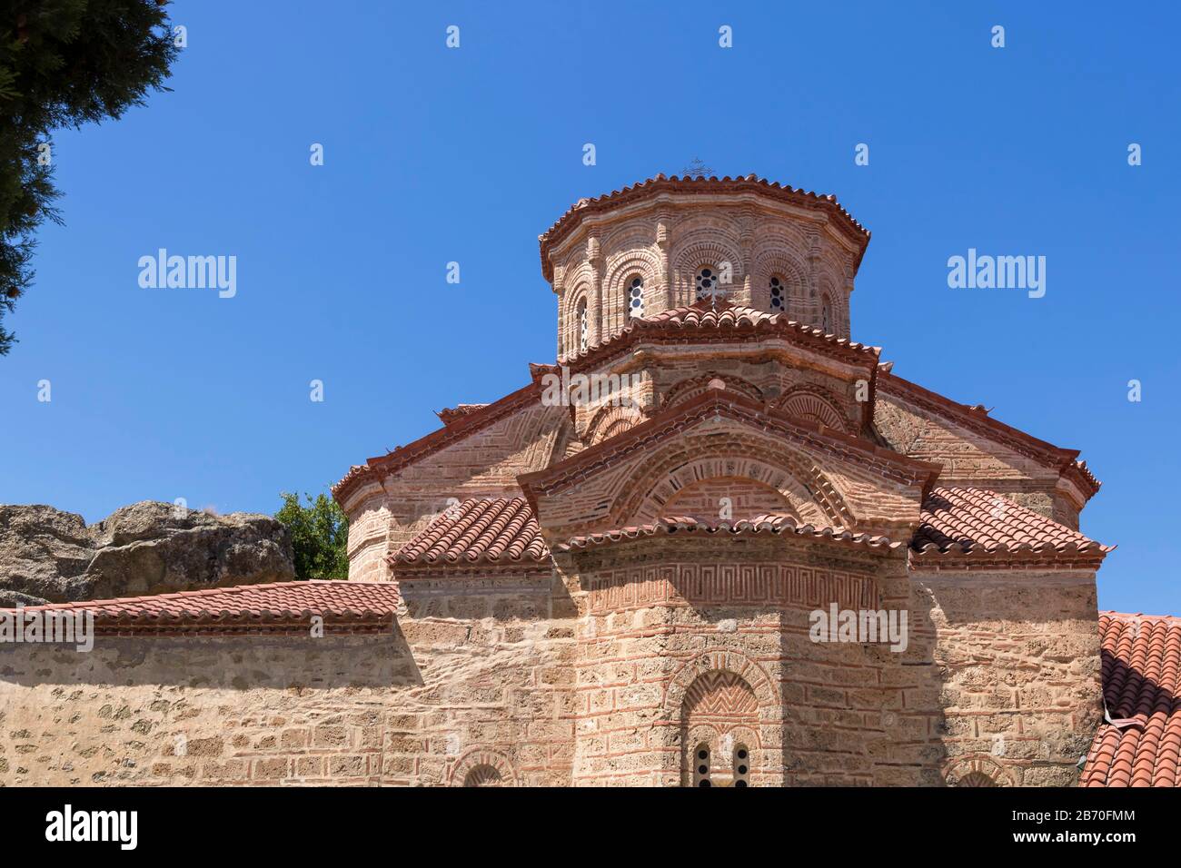 Meteora - i più grandi e famosi complessi di monasteri ortodossi orientali. Bandiera greca. Foto Stock