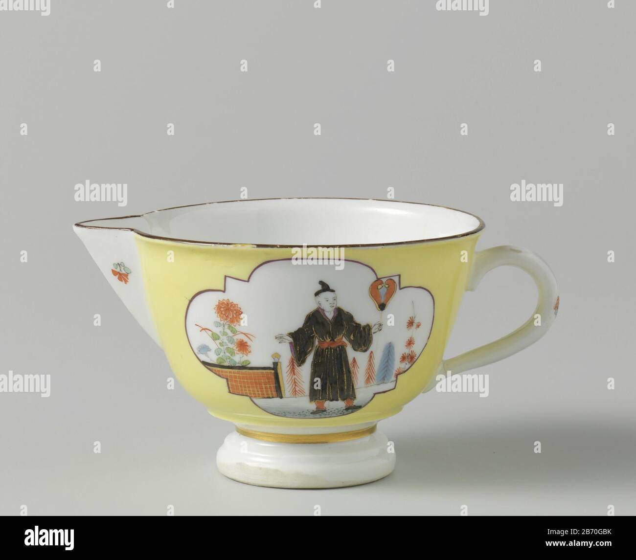 Coppa di porcellana dipinta. La testa ha un manico e un beccuccio, ed è sull'orecchio, il beccuccio e il piede dopo coperto con un terreno giallo. In questa lunga distanza ci sono due quattro passi a forma di bretella entro i quali da un lato una seduta e un cinese in piedi è dipinto dall'altro lato. La testa è gemerkt. Produttore : porcellana fabbricante: Meissener Porzellan Manufakturuitgever: Christoph Johann WeigelPlats fabbricante: Porcellana fabbrica: Meissen Editore: Augsburg Dating: CA. 1730 - ca. 1735 Materiale: Porcellana Tecnica: Verniciatura dimensioni: H 5,6 cm. B × 10,9 cm. Foto Stock
