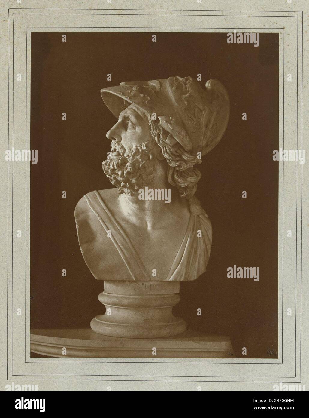 Kop van Pericles in de collectie van Vatican aanse Musea Rome, Palais du Vatican (titel op Object) Capo delle Pericle nella collezione dei Musei Vaticani Roma, Palais du Vatican (title Object) Tipo Di Proprietà: Fotografie numero articolo: RP-F 00-2433 Iscrizioni / marchi: Dornach Venue de Lopera Paris'stempel, vero, stampato 'Vosmaer' Produttore : editore: Adolphe Braun et Cie (listed property) Luogo produzione: Dornach dating: 1880 - 1900 Caratteristiche Fisiche: Carbon Print material: Paper paper Carton Tecnica: Carbon print dimensions: Photo: H 274 Foto Stock