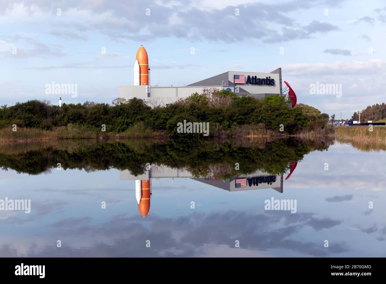 Space Shuttle Atlantis Building, riflesso in una piscina, presso il Kennedy Space Center, Merritt Island, Florida Foto Stock