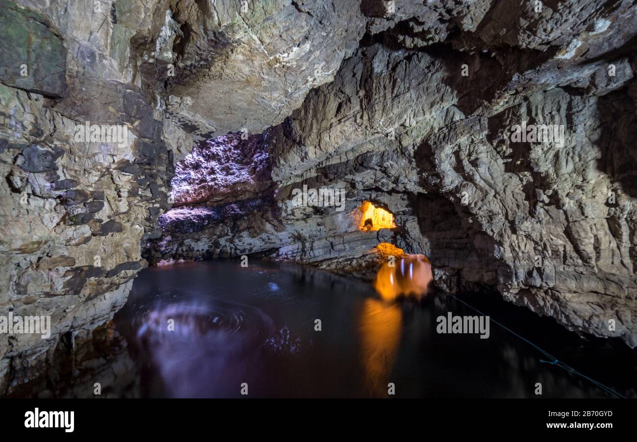 Smoo Cave vicino Durness, Scozia. La camera interna allagata del punto di riferimento geologico naturale sulla costa settentrionale del Regno Unito continentale. Foto Stock