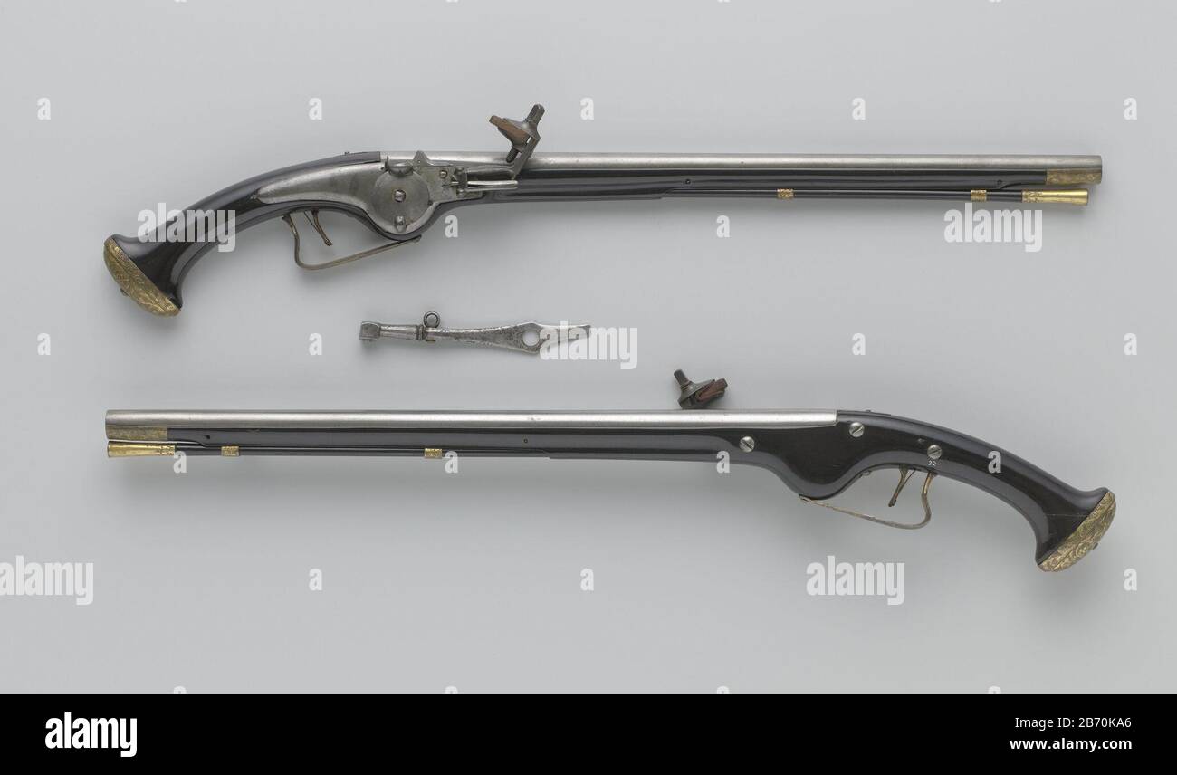 Koppel radslotpistolen met sansleutel Radslotpistool Deel van een koppel met sansleutel. Het rad van het slot è aan de onterkant voorzien van een haak. De bovenzijde van de ronde loop is aan de achterkant plat en gestempeld met het merk PM en onderop met een A die ontbreekt op 97-A. De ebbenhouten kolf heedft een gegreefde voorlade. Afgezien van de trekkerbeugel van verguld ijzer, is het beslag van verguld geelkoper; gegemeerd met bloemen en lofwerk; bestaande uit een ladekap, twee laadstokkokkers, en een kolfkap gegveerd en nageciseled met bloemen gotten gotten en werk Foto Stock