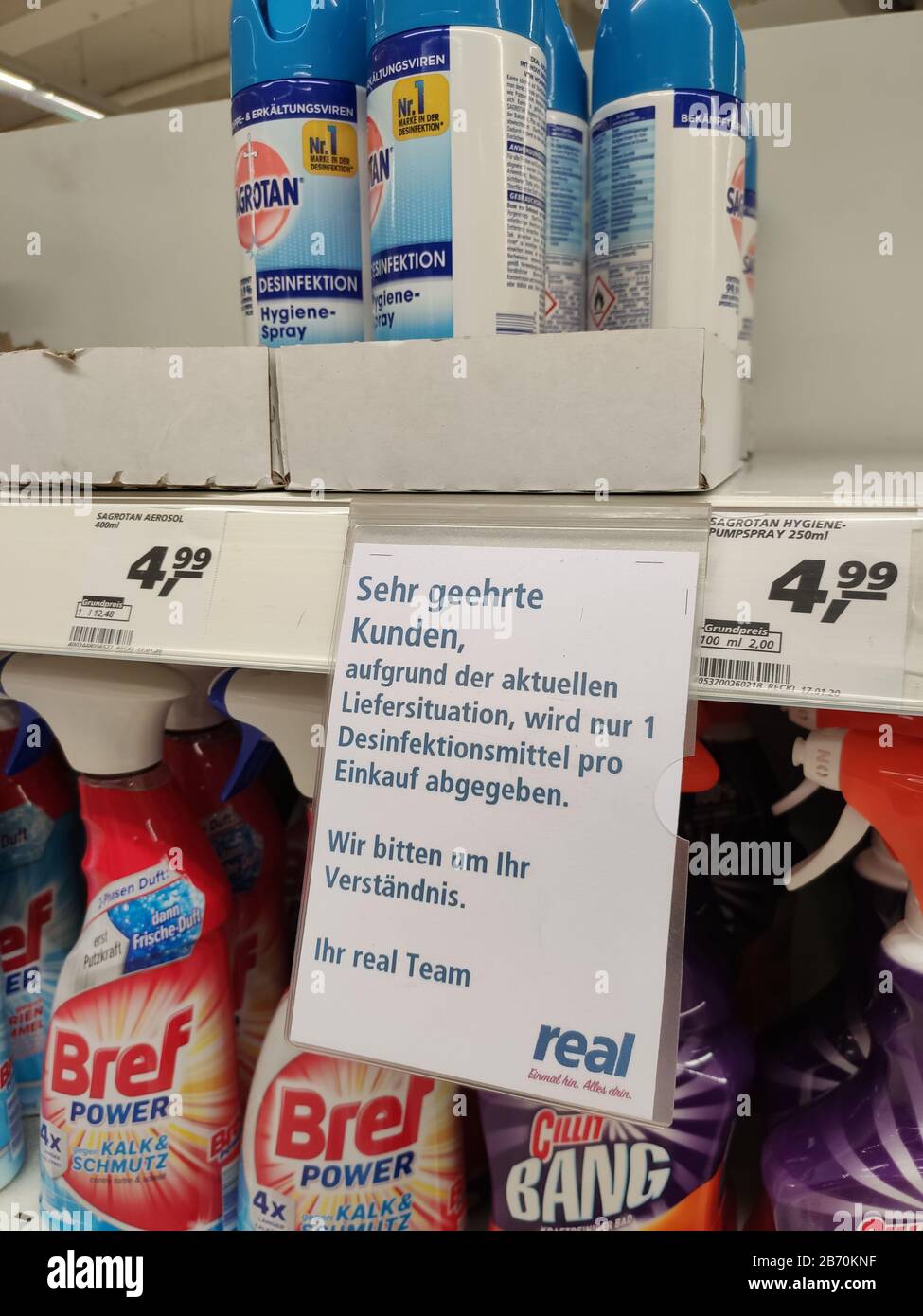 Berlino, Germania - Marzo 12 2020: Segnale di limitazione per il disinfettante Sagrotan nel supermercato Real a Berlino a causa di acquisto di massa a causa di Coronavirus Foto Stock