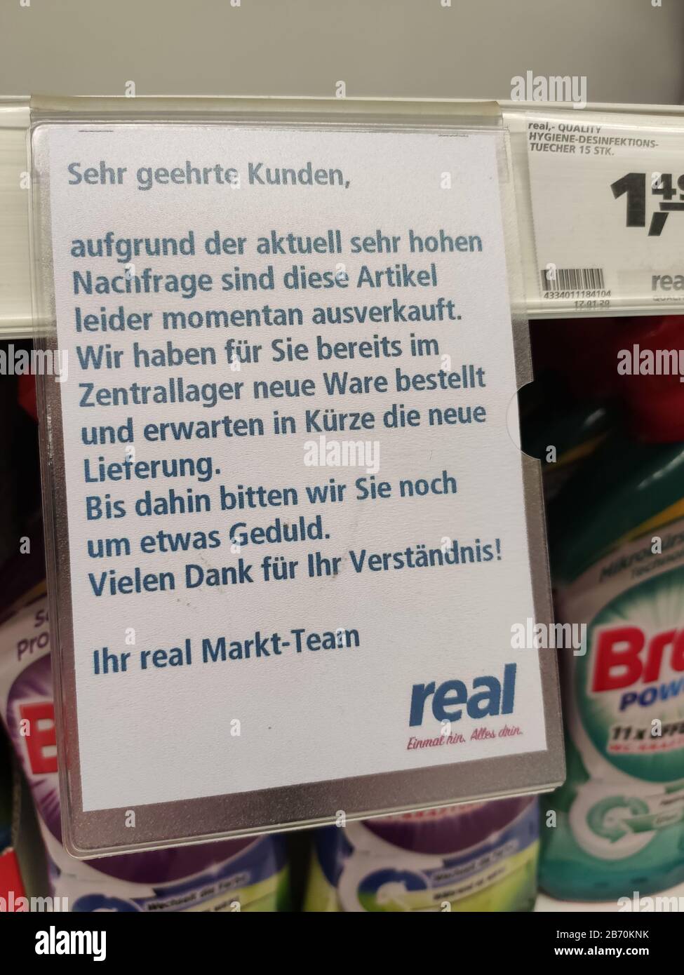 Berlino, Germania - Marzo 12 2020: Esaurito segno per disinfettante Sagrotan in supermercato Real a Berlino a causa di bulk-acquisto a causa di Coronavirus Foto Stock