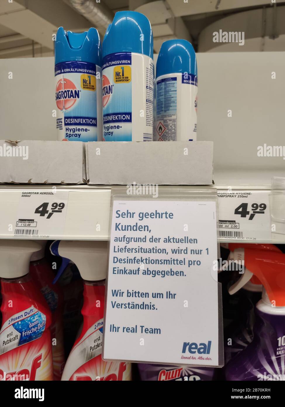 Berlino, Germania - Marzo 12 2020: Segnale di limitazione per il disinfettante Sagrotan nel supermercato Real a Berlino a causa di acquisto di massa a causa di Coronavirus Foto Stock