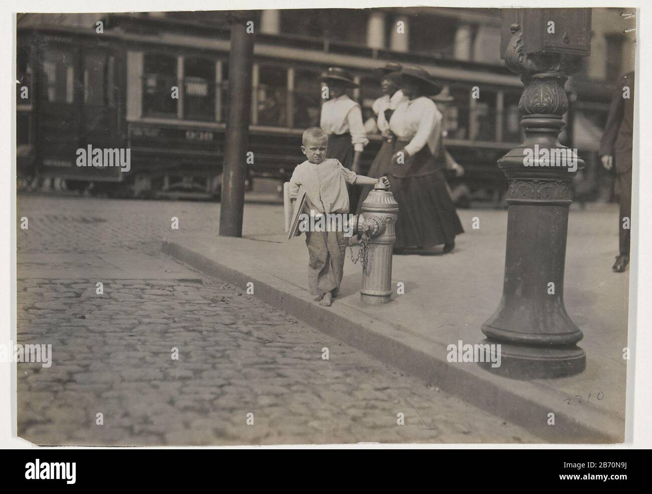 Krantenverkoper Jongetje verkoopt kranten op straat a New York Newsboy Boy vende giornali su strada a New York Property Type: Photographs numero articolo: RP-F 2007-326 Iscrizioni / marchi: Number, recto, dencil '2210'nummer, vero, scritto a matita: '2210' [2x] and '29' fabbricante : fotografo Lewis Wickes Hine (immobile elencato) fabbricazione Luogo: New York Data: 1909 caratteristiche Fisiche: Gelatina argento supporti di stampa: Foto: Carta fotografica Tecnica: Gelatina argento dimensioni di stampa: Foto: H 114 mm × W 163 mmcarta giapponese: H 305 mm (Gere March Graduated in Modern (IE non nativo) giapponese Pap Foto Stock