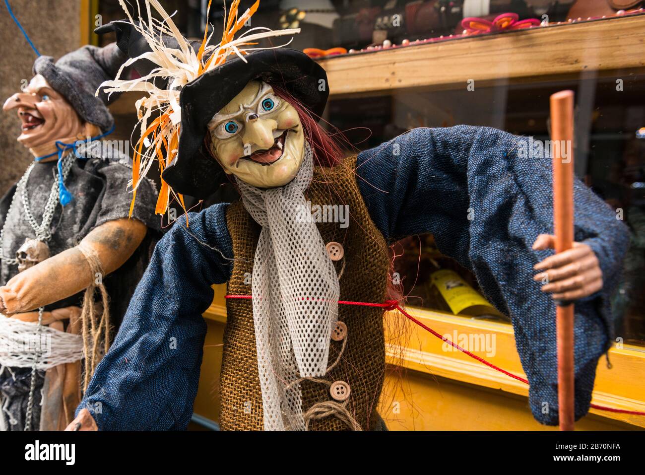 Streetscene nel centro storico di Baiona, con bambole di strega in vendita. Spagna Foto Stock
