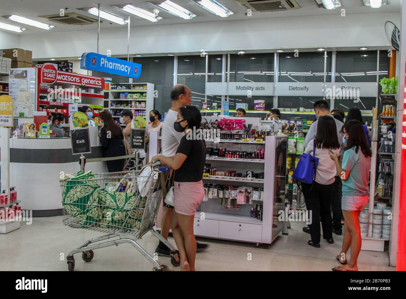 Quezon, Filippine. 12th Mar, 2020. Acquirenti di panico dopo l'annuncio che Metro Manila essere messo sul blocco a causa dei casi di aumento di coronavirus nella città . Giovedì 12 marzo 2020 il presidente Rodrigo Duterte ha annunciato misure comunitarie di quarantena o di blocco della capitale il 15 marzo 2020 per arrestare la diffusione del coronavirus o del COVID-19. (Foto Di Mary Grace Catin/Pacific Press) Credit: Pacific Press Agency/Alamy Live News Foto Stock