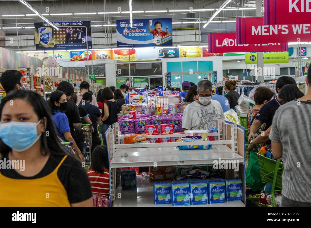 Quezon, Filippine. 12th Mar, 2020. Acquirenti di panico dopo l'annuncio che Metro Manila essere messo sul blocco a causa dei casi di aumento di coronavirus nella città . Giovedì 12 marzo 2020 il presidente Rodrigo Duterte ha annunciato misure comunitarie di quarantena o di blocco della capitale il 15 marzo 2020 per arrestare la diffusione del coronavirus o del COVID-19. (Foto Di Mary Grace Catin/Pacific Press) Credit: Pacific Press Agency/Alamy Live News Foto Stock