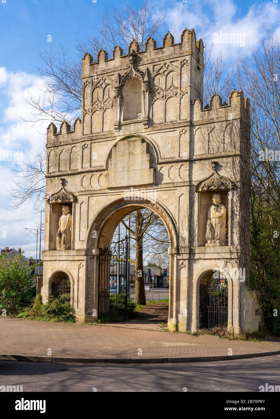 L'arco in pietra di Bath conduce al Castello Nero a Brisligton Bristol con le statue di replica dalle porte medievali ora demolite di Bristol - Bristol UK Foto Stock