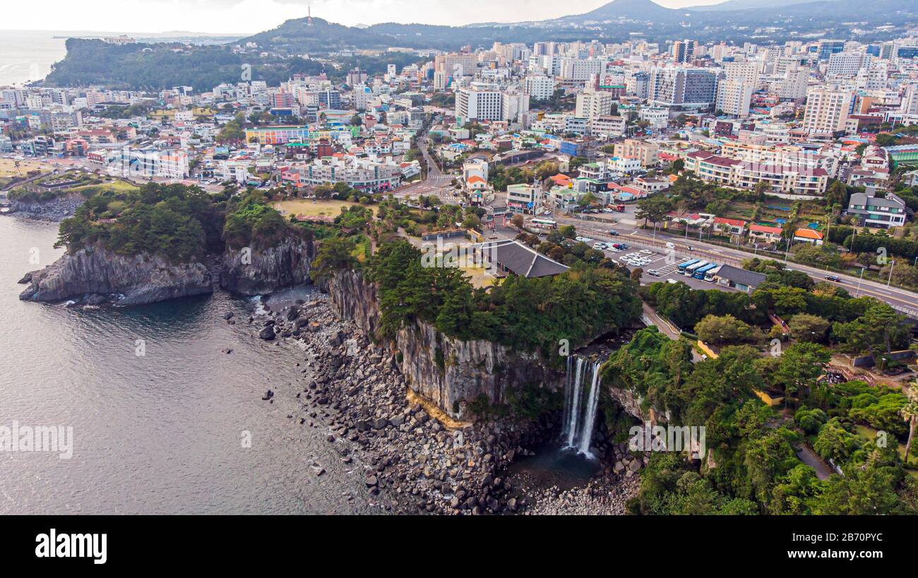 Vista Aerea Dell'Alta Cascata Jeongbang, Lagoon E Seoqwipo Sull'Isola Di Jeju, Corea Del Sud. Foto Stock