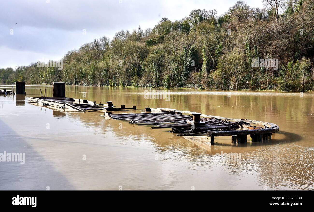 Alta marea estrema che copre i resti del derelict paddle vapore banchina sul fiume Avon a Hotwells a Bristol Regno Unito Foto Stock